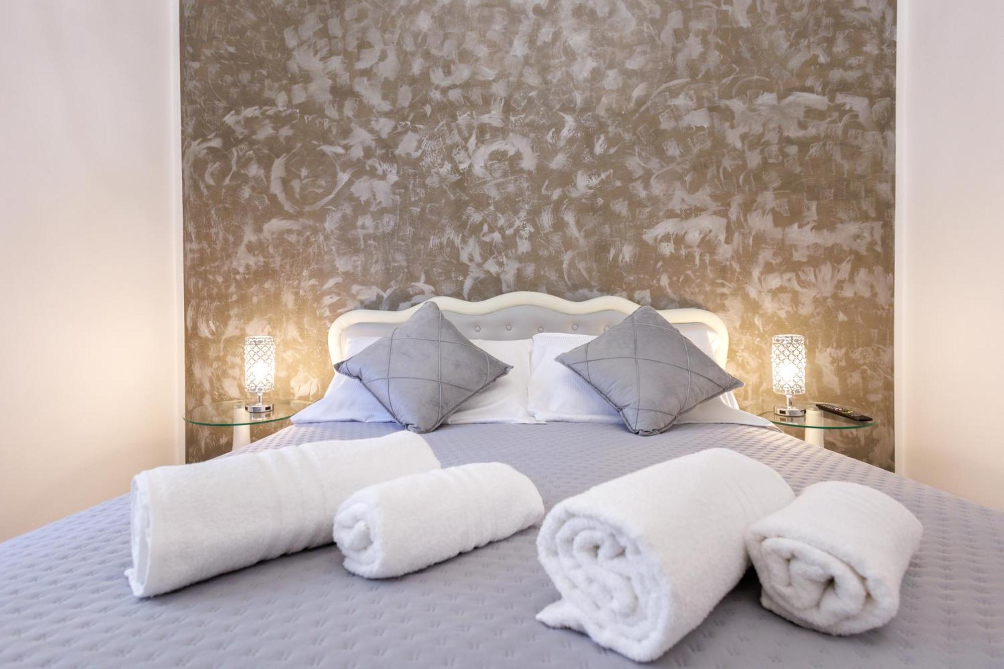 Genoa Lux Apartments With Parking ภายนอก รูปภาพ
